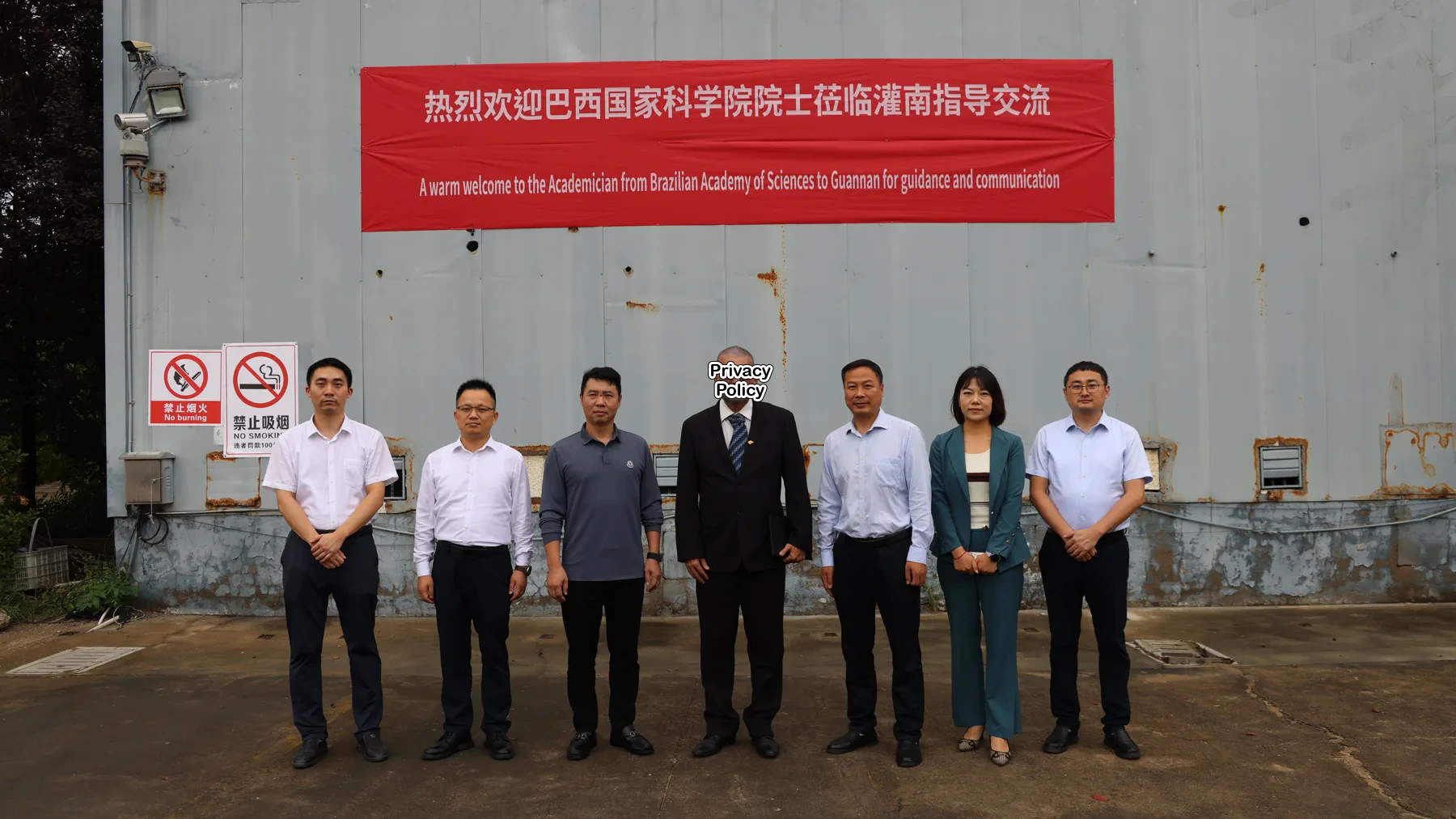 Academician and participating team taking a group photo