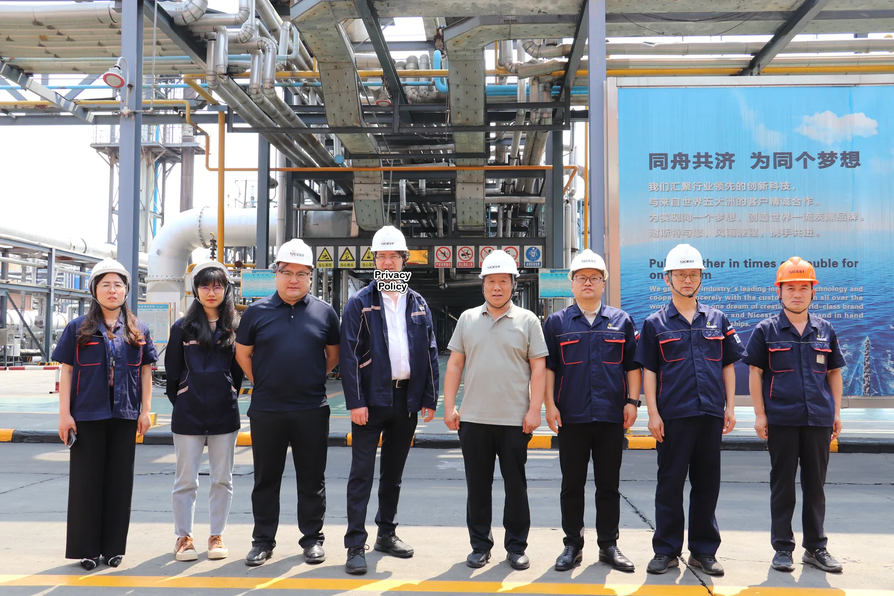 Expert and staff taking a group photo after the visit